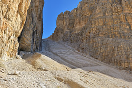 Steile Felswände des Sas de Pordoi Pass von Tomherkules