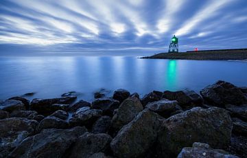 Magischer Moment: Das grüne Hafenlicht von Stavoren unter einem verzauberten Himmel von Hevonax Photography