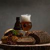 Stil Leven Schichtfleiss met bier en brood van Ruud Engels