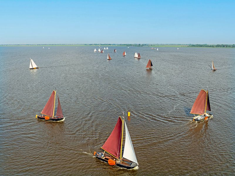 Luftaufnahme des Segelwettbewerbs Fryske Praem auf dem Heegermeer in den Niederlanden von Eye on You