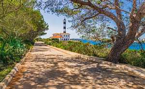 Idyllischer Blick auf den Leuchtturm von Portocolom auf der Insel Mallorca, Spanien