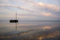 Getrocknete Skutsje im Abendlicht auf dem Wattenmeer
