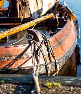 Oud schip in de haven, botter in de haven van Elburg