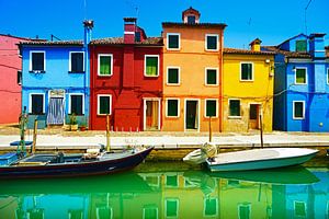 Bunte Häuser und Boote auf der Insel Burano, Italien