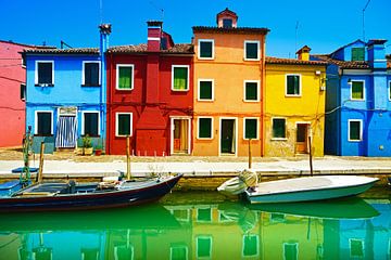 Kleurrijke huizen en boten op het eiland Burano, Italië van Stefano Orazzini