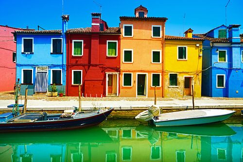 Kleurrijke huizen en boten op het eiland Burano, Italië