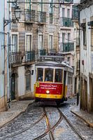 Tram 28 in oude straat Alfama