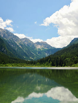 Bergsee Jägersee mit Wolkenspiegelung