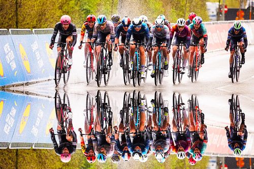 Reflexion des Frauenpelotons bei der Flandern-Rundfahrt im Wasser