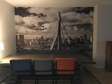 Klantfoto: Erasmusbrug Rotterdam in zwart wit van Michèle Huge, als naadloos behang
