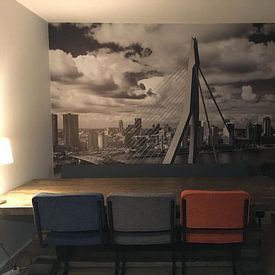 Klantfoto: Erasmusbrug Rotterdam in zwart wit van Michèle Huge, als naadloos behang