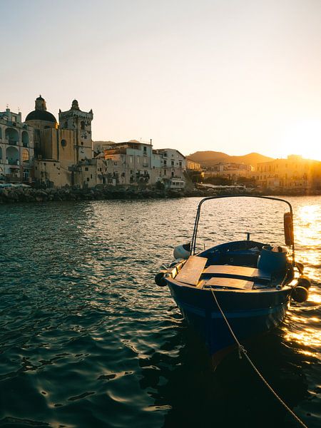 Sonnenuntergang mit Fischerboot im Vordergrund im Hafen von Ischia Porto in Italien von Michiel Dros