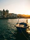 Sonnenuntergang mit Fischerboot im Vordergrund im Hafen von Ischia Porto in Italien von Michiel Dros Miniaturansicht