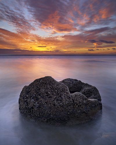 Broken Egg bij Sunrise- Moeraki van Keith Wilson Photography