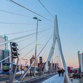 Halve maan boven De Rotterdam van Fons Simons