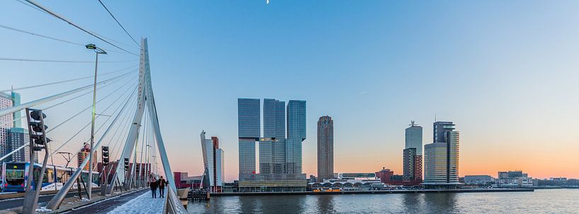 Halve maan boven De Rotterdam van Fons Simons
