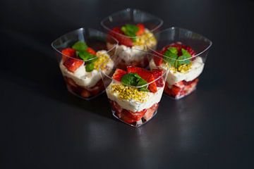 Frischkäse-Dessert mit frischen Erdbeeren in Gläsern