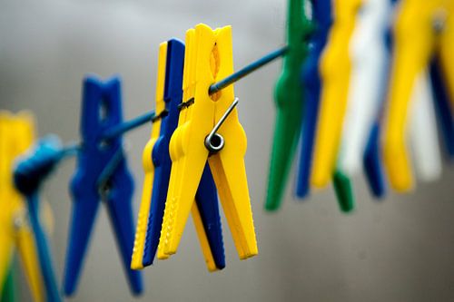 kleurrijke wasknijpers