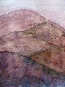Neblige rosa Berge. Handgemalte Aquarellfarbe.