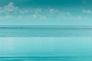 Wasseroberfläche eines Infinity Pools vor blauem Meer von Besa Art