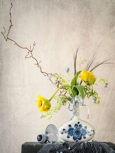 Stilleven. Bloemen. Delfts blauw. Geel. Tulp