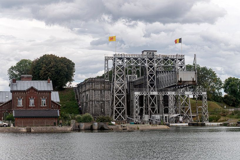 Ship lifts on Centre Canal Theiu by Richard Wareham