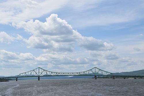 Uitzicht op de brug in de zomer