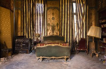 Abandoned Bedroom. by Roman Robroek - Photos of Abandoned Buildings