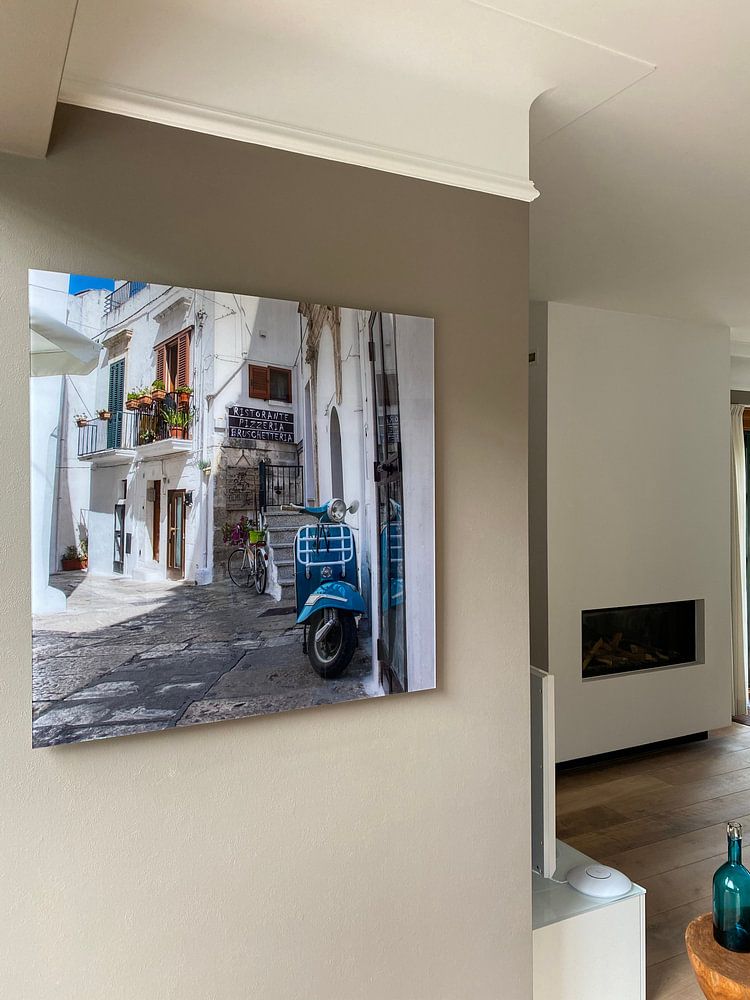 Kleine blaue Vespa in einer Gasse.  von Yvonne van der Meij 