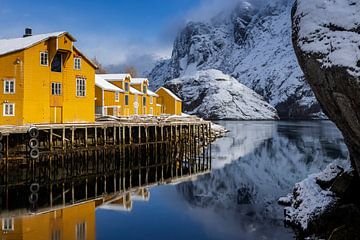 Traditionelle Häuser auf Holzpfählen in dem kleinen Fischerdorf Nusfjord auf den norwegischen Lofoten von gaps photography