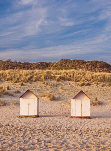 Strandhuisjes aan de duinen.