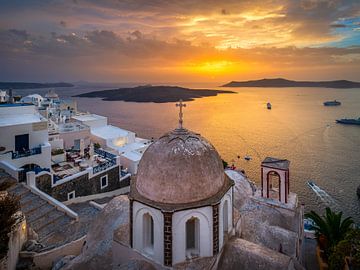 Zonsondergang in Fira, Santorini, Griekenland van Michael Abid