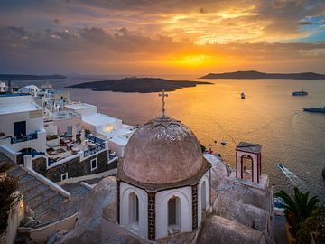 Zonsondergang in Fira, Santorini, Griekenland van Michael Abid