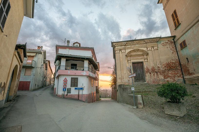 Straten van Mombaruzzo in Piemonte, Italië van Joost Adriaanse