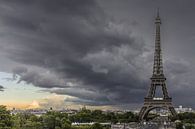 Parijs, Eifeltoren met onweerswolken van Leo Hoogendijk thumbnail