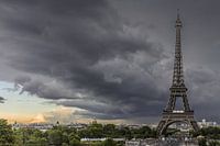 Paris, Eifelturm mit Gewitterwolken