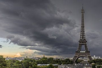 Paris, tour Eifel avec nuages d'orage sur Leo Hoogendijk