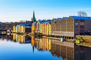 Vue sur les maisons colorées de la rivière Nidelva dans la ville de Trondheim