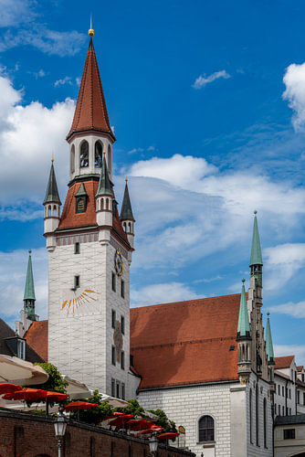 Het oude stadhuis van München tegen de heldere zomerlucht
