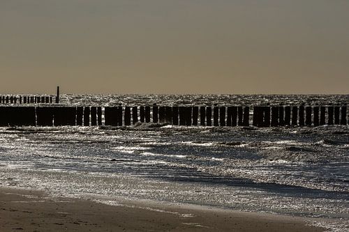 Wellenbrecher im Gegenlicht