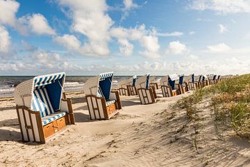 Strandstoelen op het strand van Zingst