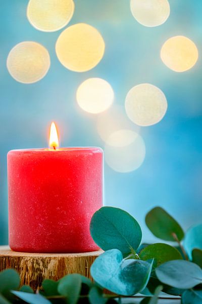 Rote Kerze mit Eukalyptus und Lichtbokeh von Poster Art Shop
