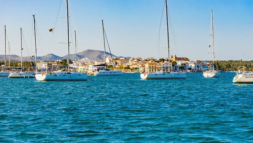 Prachtig uitzicht op de kustlijn in Porto Colom, Mallorca eiland, Middellandse Zee Spanje van Alex Winter