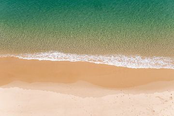 Rustig beeld van een prachtige stukje strand en zee van Marit Hilarius