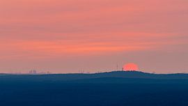 Ligne d'horizon de Berlin derrière la forêt de Brandebourg, vue de loin. sur Robert Ruidl