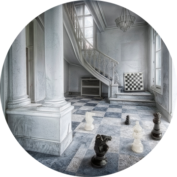 Hal van chateau als schaakveld met stukken van Marcel van Balken