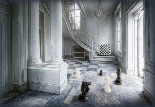 Hal van chateau als schaakveld met stukken