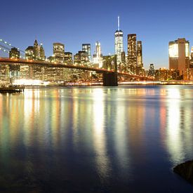 Brooklyn Bridge en Manhattan New York skyline in de avond, panorama van Merijn van der Vliet