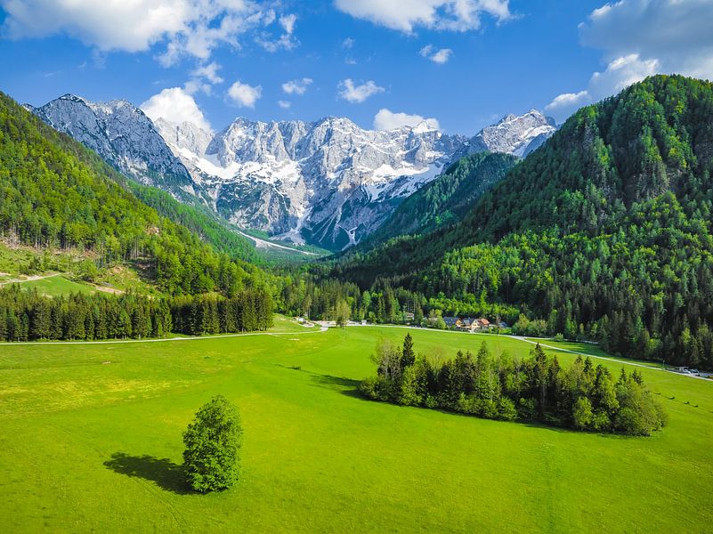 Zgornje Jezersko vallei vanuit de lucht gezien in de lente van Sjoerd van der Wal Fotografie