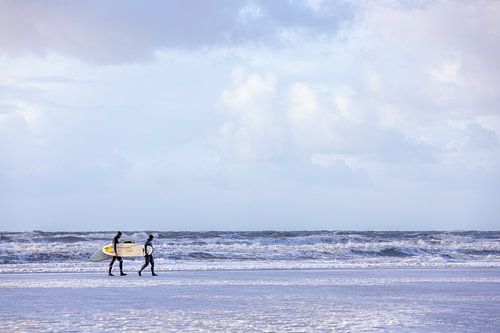 Surfers op het Noordzeestrand